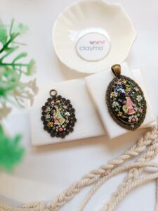 Eva Thissen Polymer clay Antique pendant